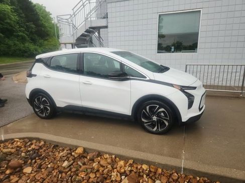 Used 2023 Chevrolet Bolt LT w/ Infotainment Package FWD image 6
