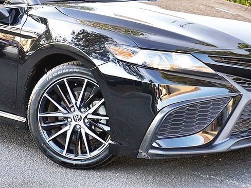 Used 2022 Toyota Camry SE image 4