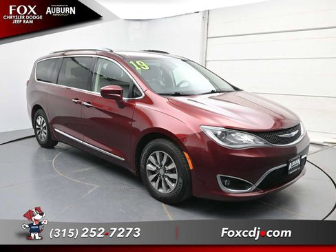 Used 2019 Chrysler Pacifica Touring-L Plus FWD image 2