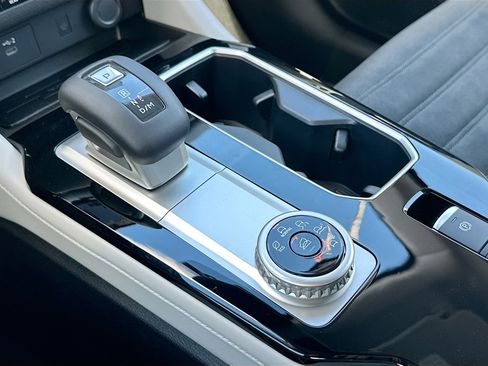 New 2025 Mitsubishi Outlander SE image 12