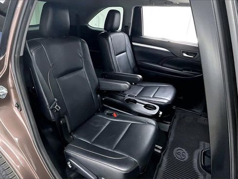 Used 2017 Toyota Highlander XLE image 19