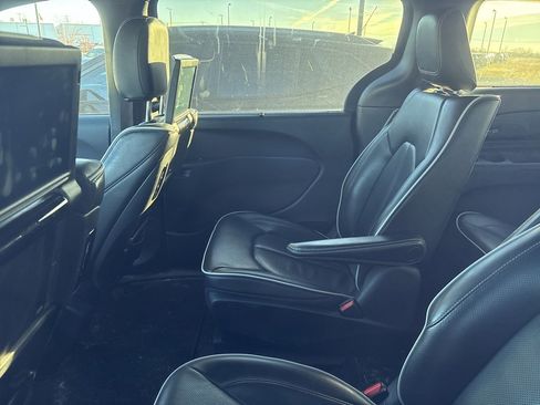 Used 2022 Chrysler Pacifica Limited w/ Uconnect Theater Family Group image 18