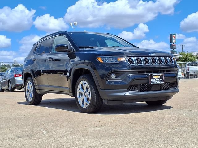 Used 2025 Jeep Compass Latitude AWD/4WD image 3