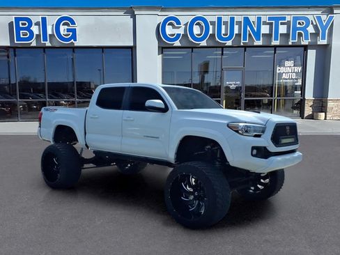 Used 2017 Toyota Tacoma TRD Sport w/ Tow Package (A/T) AWD/4WD image 3