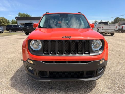 Used 2017 Jeep Renegade Altitude FWD image 4