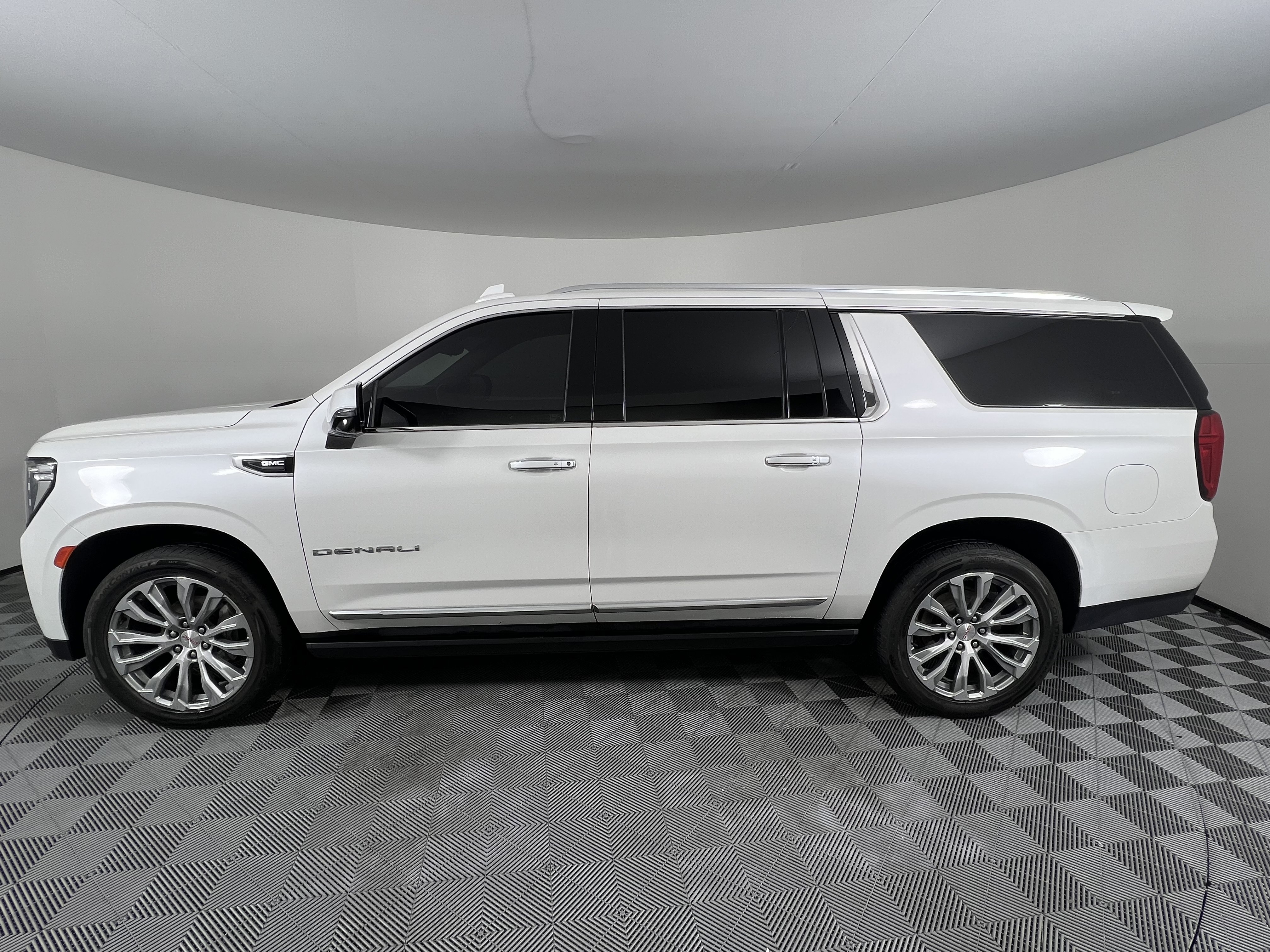 Used 2021 GMC Yukon XL Denali w/ Denali Premium Package AWD/4WD image 9