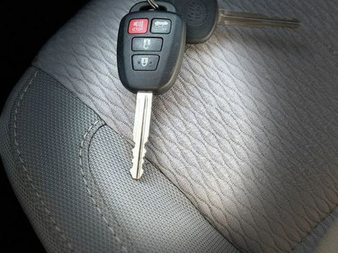 Used 2014 Toyota Corolla LE image 36