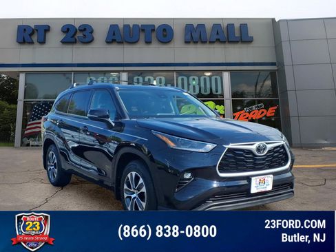 Used 2021 Toyota Highlander XLE AWD/4WD image 1