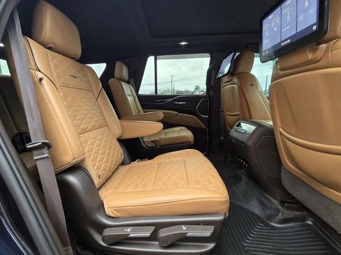 Used 2021 Cadillac Escalade Premium Luxury image 21