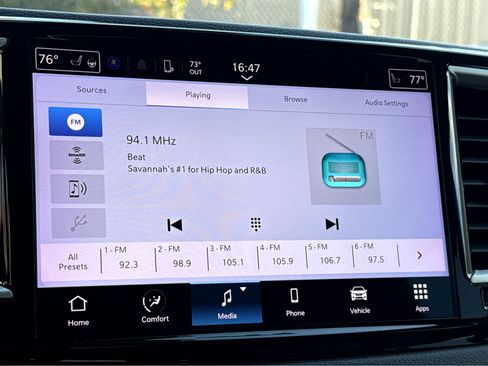 Used 2022 Chrysler Pacifica Touring-L image 6