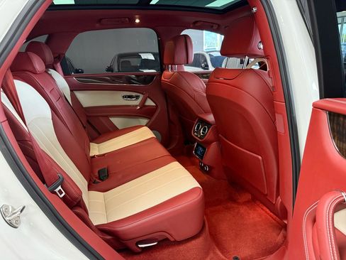 Used 2018 Bentley Bentayga Mulliner AWD/4WD image 24