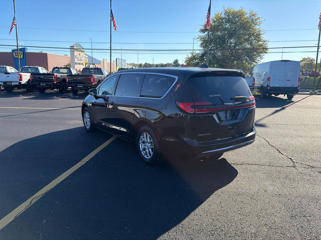 Used 2025 Chrysler Pacifica Select FWD image 5