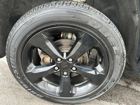 Used 2023 Jeep Grand Cherokee Altitude AWD/4WD image 10