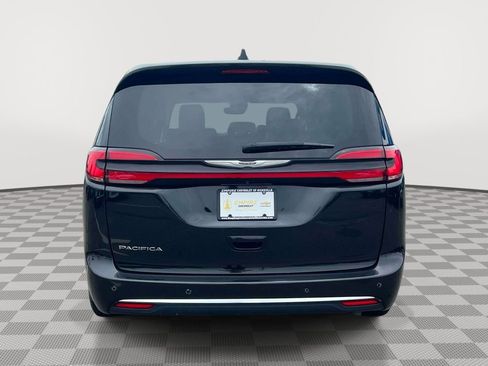 Used 2023 Chrysler Pacifica Touring-L FWD image 6