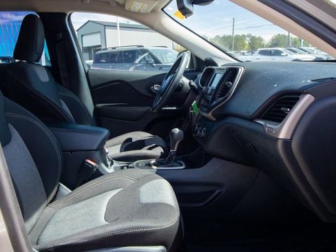 Used 2016 Jeep Cherokee Sport FWD image 12