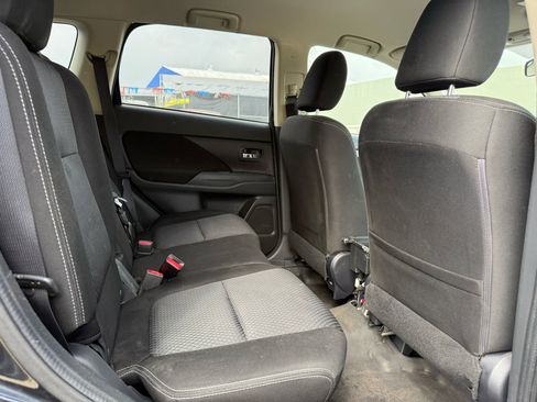 Used 2016 Mitsubishi Outlander SE image 16