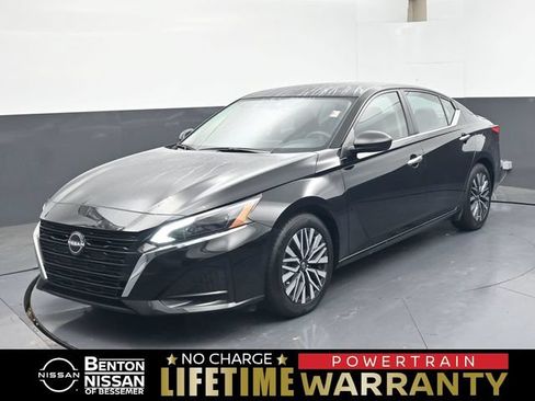 Used 2024 Nissan Altima 2.5 SV FWD image 1