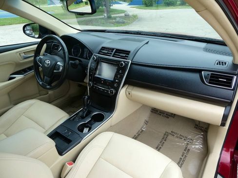 Used 2017 Toyota Camry XLE w/ Moonroof Package FWD image 28