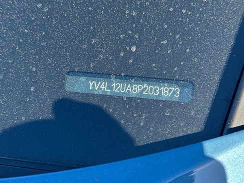 Certified 2023 Volvo XC40 B5 Ultimate w/ Protection Package Premier image 3