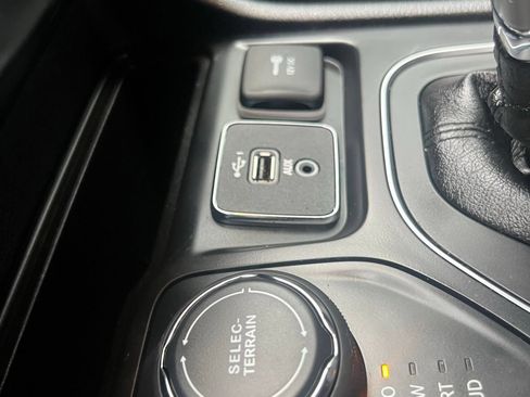 Used 2019 Jeep Cherokee Latitude Plus AWD/4WD image 34