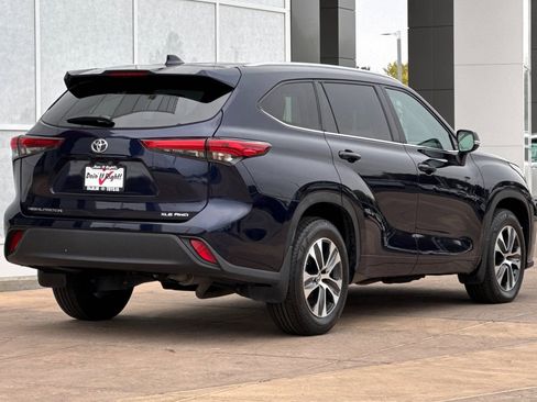 Used 2023 Toyota Highlander XLE image 4
