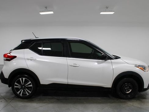 Used 2018 Nissan Kicks SV image 11