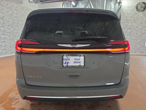 Used 2023 Chrysler Pacifica Touring-L FWD image 5
