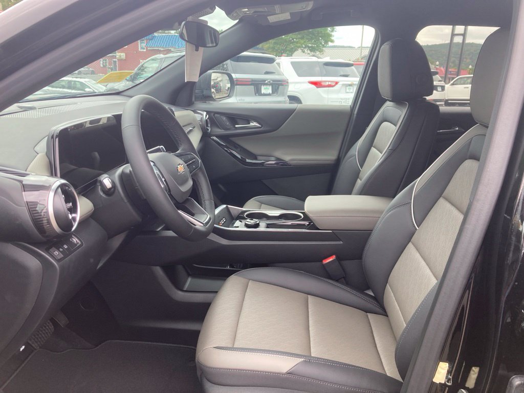 New 2027 Chevrolet Equinox LT w/ Convenience Package II FWD image 3