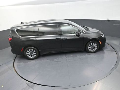 Used 2023 Chrysler Pacifica Touring-L FWD image 29