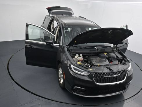 Used 2023 Chrysler Pacifica Touring-L FWD image 25
