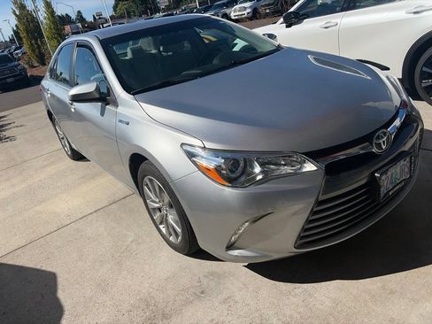 Certified 2017 Toyota Camry XLE FWD image 3