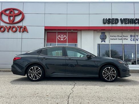 Used 2025 Toyota Camry SE image 7