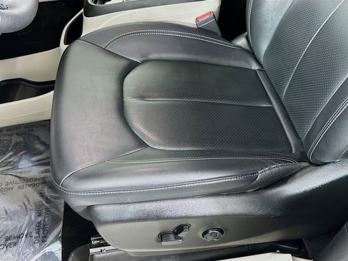 Certified 2024 Chrysler Pacifica Touring-L image 29