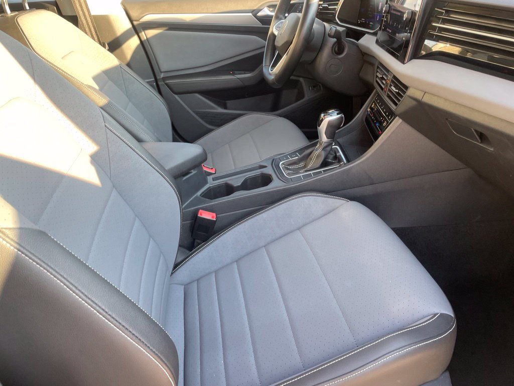 Used 2025 Volkswagen Jetta SE FWD image 25