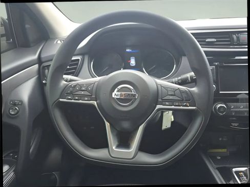 Used 2021 Nissan Rogue Sport S image 17