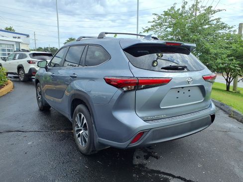 Used 2023 Toyota Highlander XLE FWD image 2