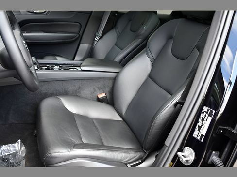 Certified 2023 Volvo XC60 B5 Core w/ Climate Package AWD/4WD image 14