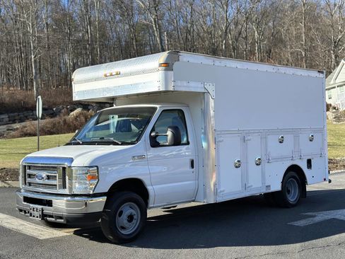 Used 2017 Ford E-350 and Econoline 350 Super Duty w/ Power Windows & Locks Group image 4