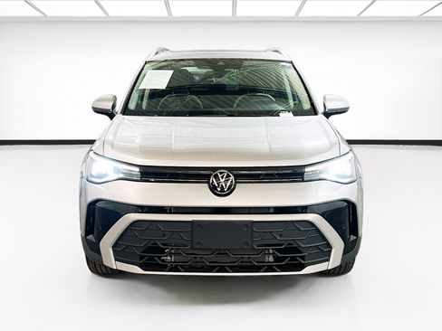Used 2025 Volkswagen Taos SE w/ Panoramic Sunroof Package FWD image 2