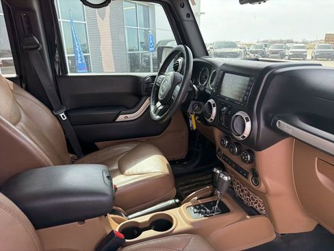 Used 2015 Jeep Wrangler Unlimited Sahara w/ Connectivity Group image 28