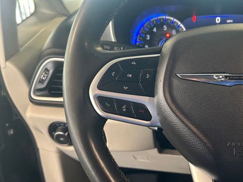 Used 2022 Chrysler Pacifica Touring-L image 36