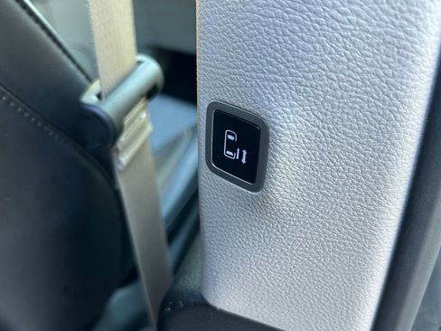 Used 2024 Chrysler Pacifica Touring-L image 36