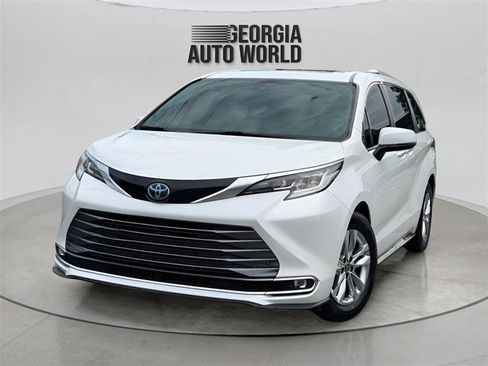 Used 2022 Toyota Sienna Limited FWD image 3
