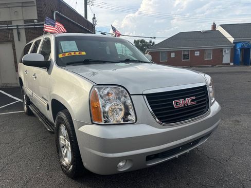 Used 2011 GMC Yukon XL SLE w/ Suspension Package, Off-Road AWD/4WD image 2