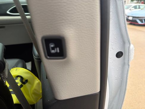 Used 2024 Chrysler Pacifica Limited FWD image 13