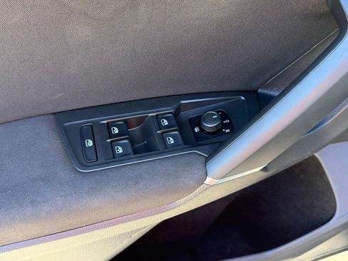 Used 2020 Volkswagen Tiguan S image 42