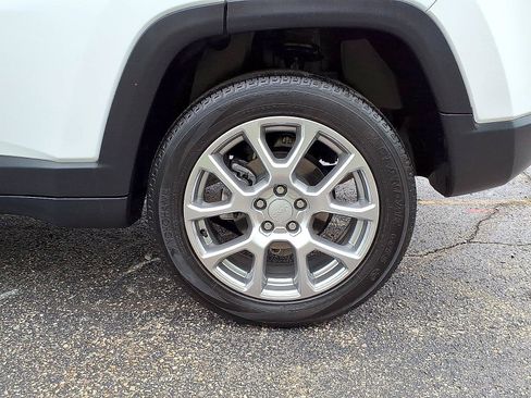 Certified 2024 Jeep Compass Latitude w/ Sun and Sound Group AWD/4WD image 6