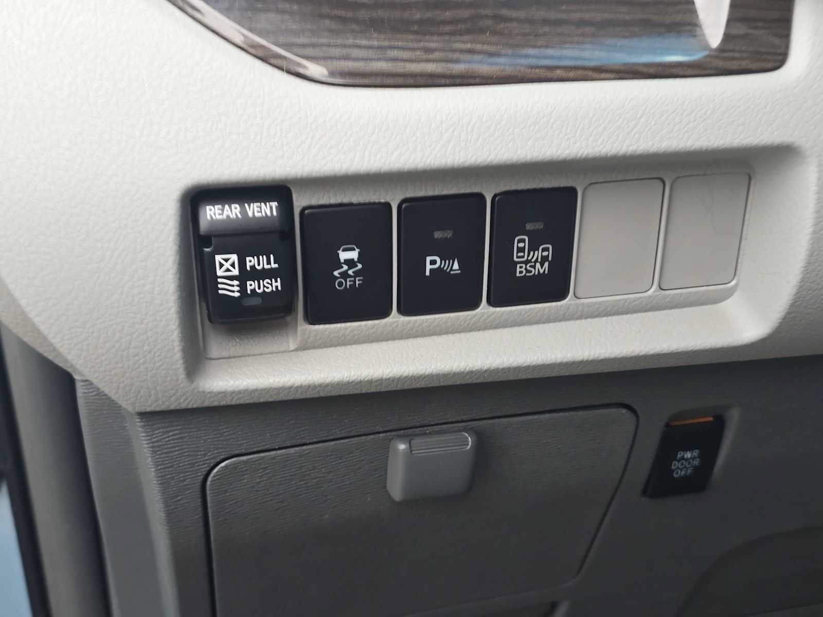 Used 2016 Toyota Sienna XLE w/ XLE Navigation Package FWD image 24