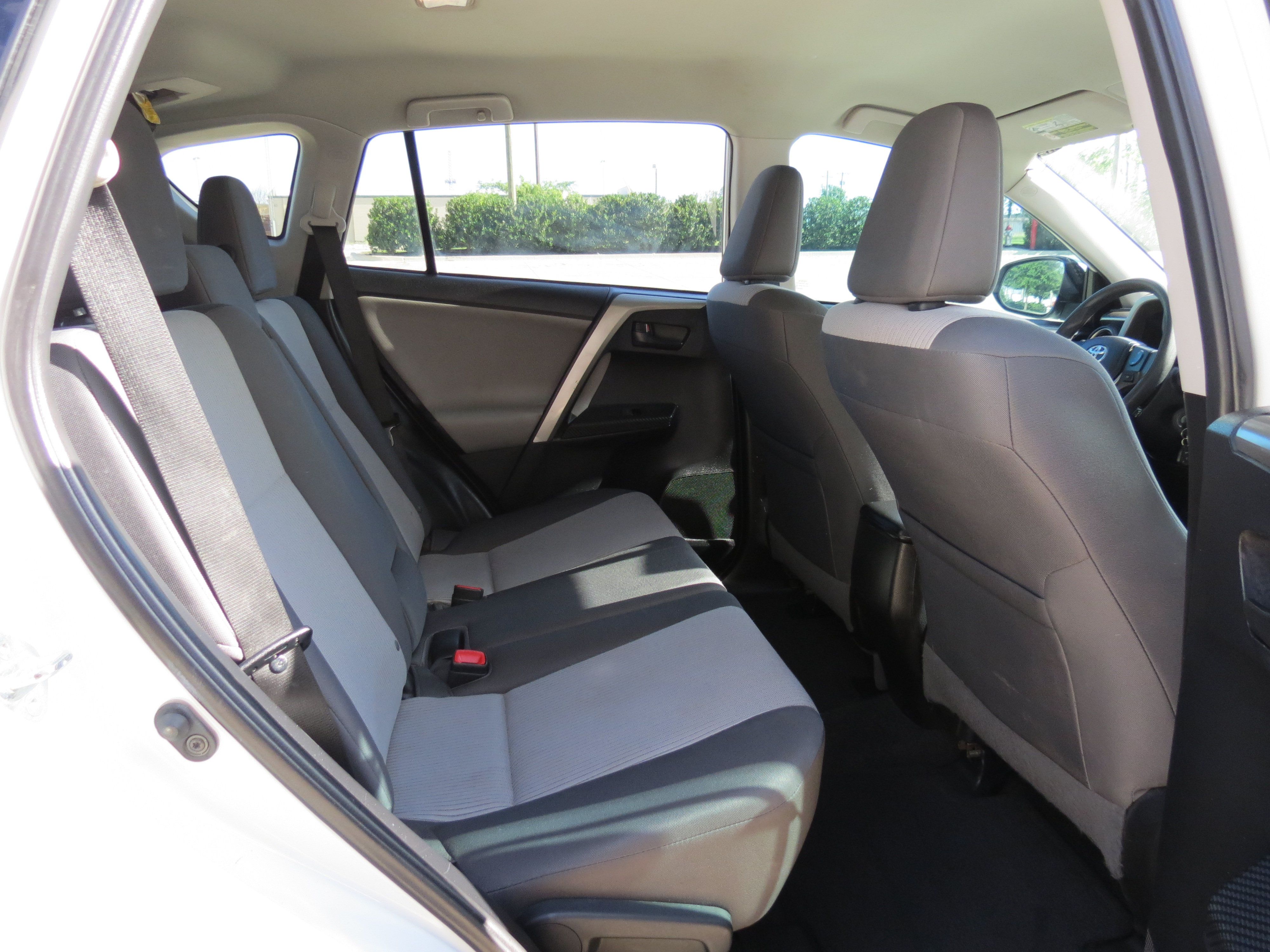Used 2015 Toyota RAV4 LE FWD image 30