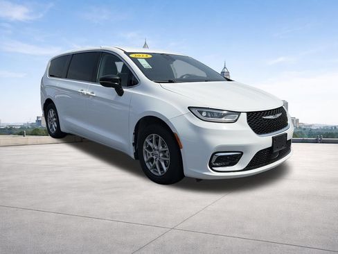 Used 2024 Chrysler Pacifica Touring-L FWD image 24